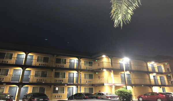 Simply Home Inn & Suites Riverside - Building at Night